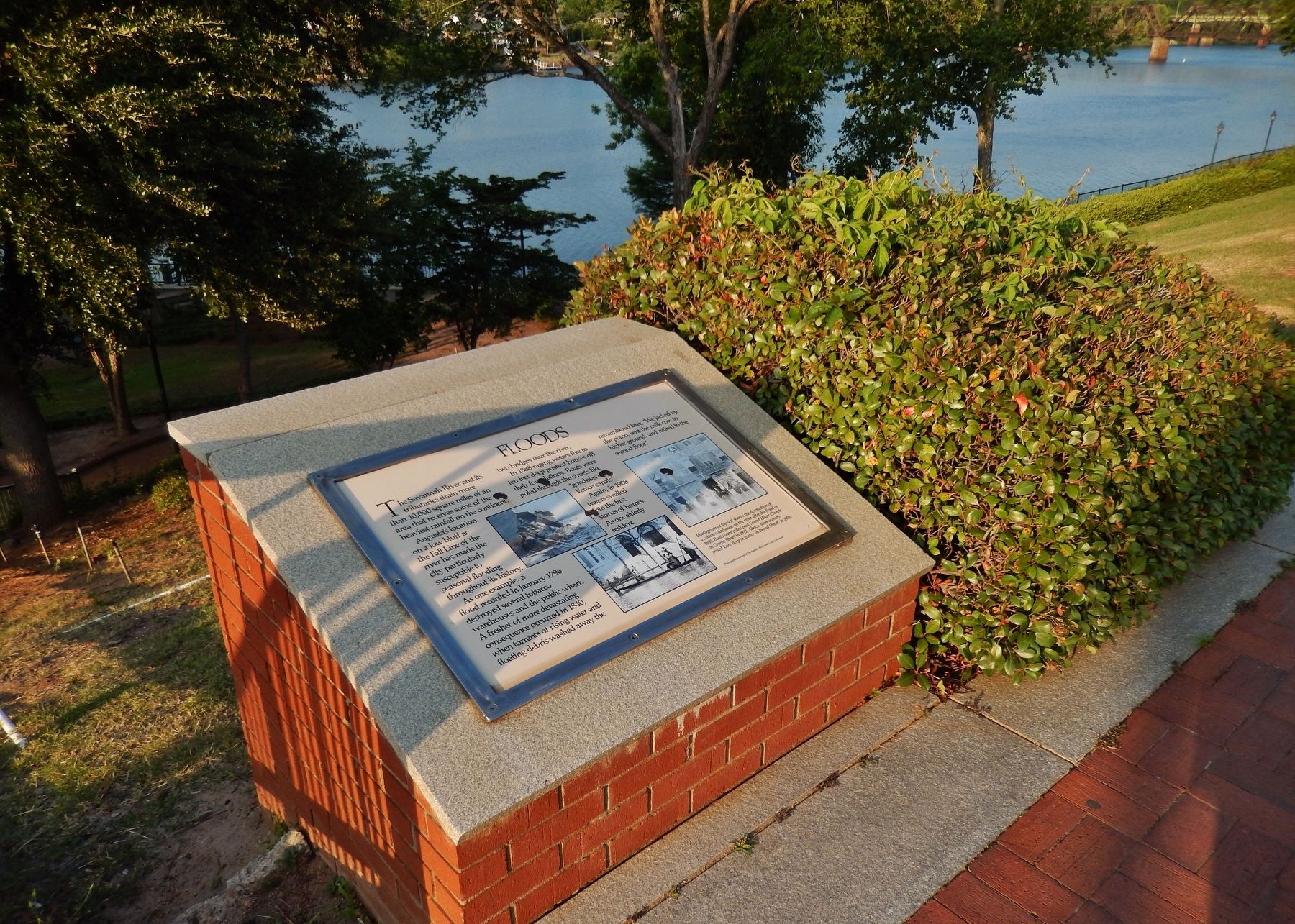 Floods Marker (<i>wide view; Savannah River in background</i>) image. Click for full size.
