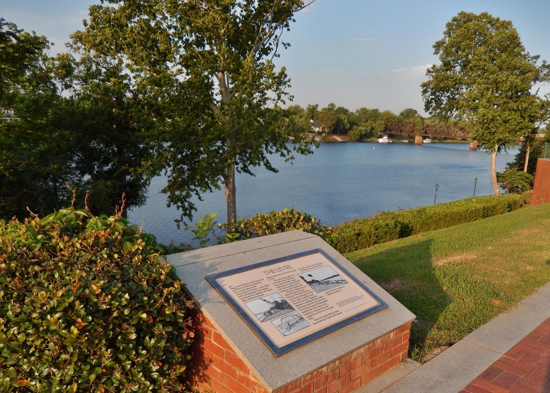 The Levee Marker (<i>wide view; Savannah River in background</i>) image. Click for full size.