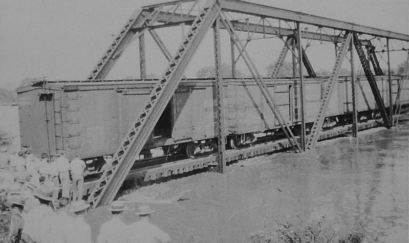 Marker detail: Level of floodwater at the Southern Railway Bridge in 1929 image. Click for full size.