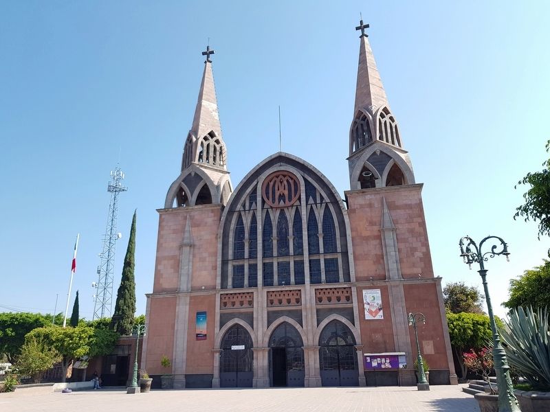 The nearby church of the Parish of Santa Mara de Guadalupe of Pedro Escobedo image. Click for full size.
