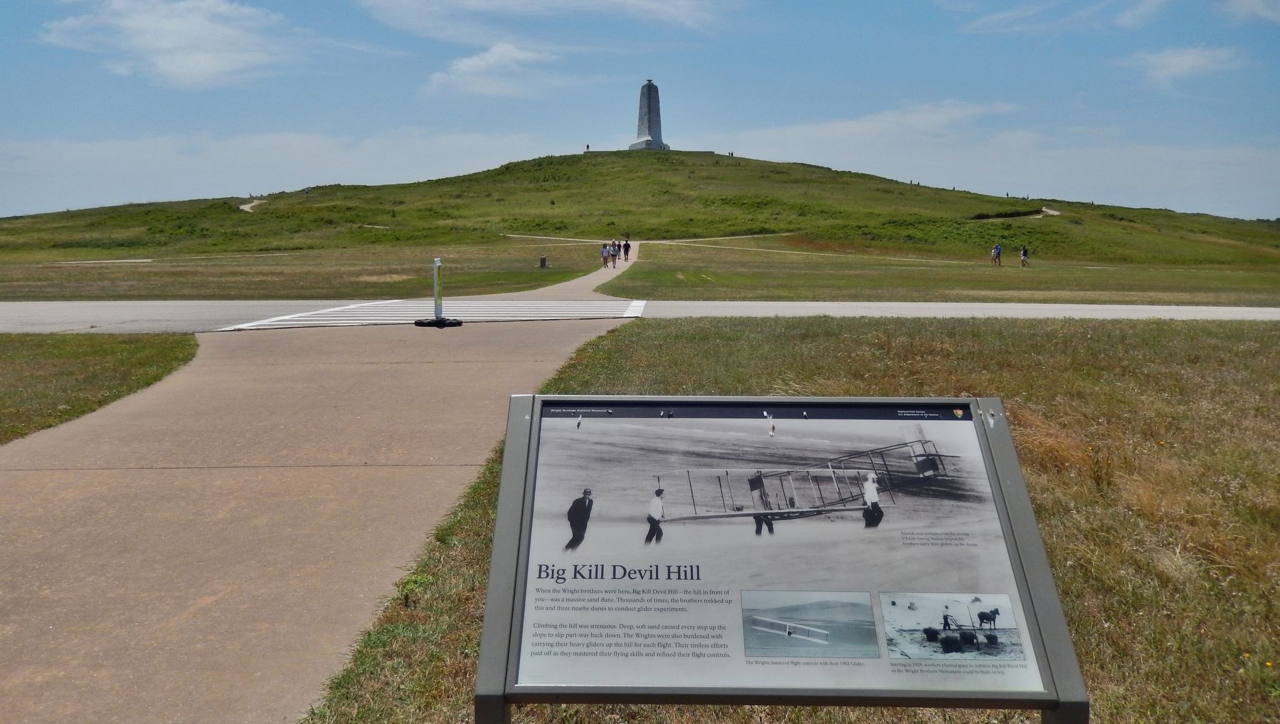 Big Kill Devil Hill Marker (<i>wide view; hill in backround beyond marker</i>) image. Click for full size.