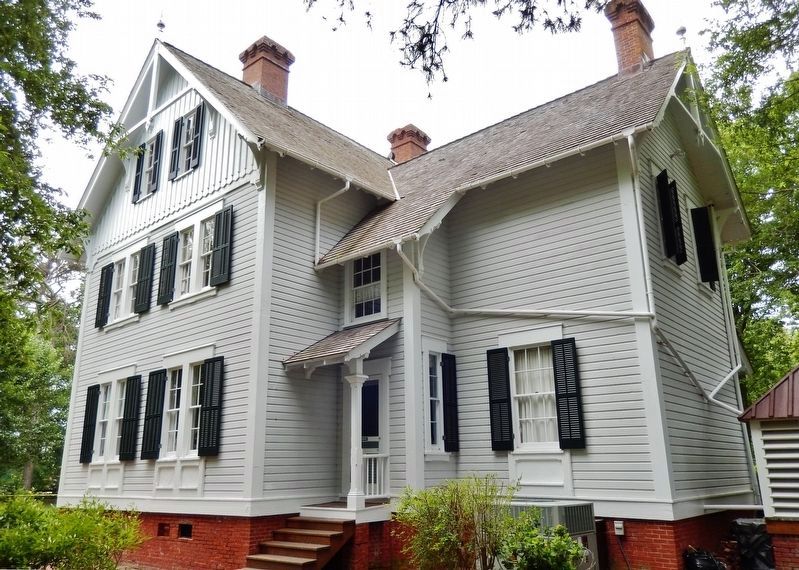 Restored Keeper's House (built 1870's) image. Click for full size.