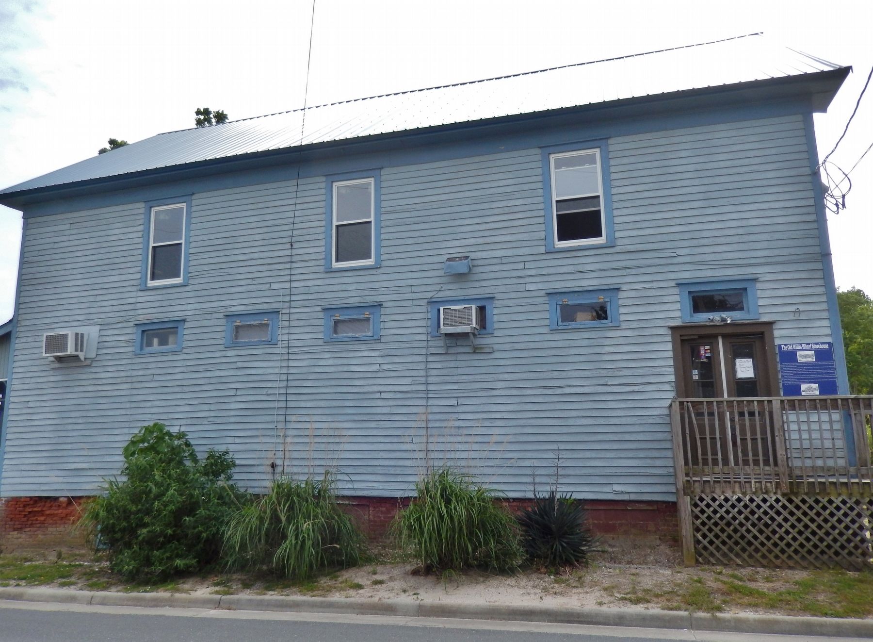 The Old Willis Wharf Storehouse (<i>side view; marker visible right of door</i>) image. Click for full size.