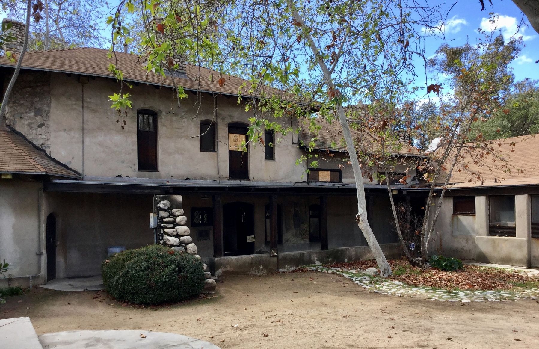 Patio and back of house image. Click for full size.