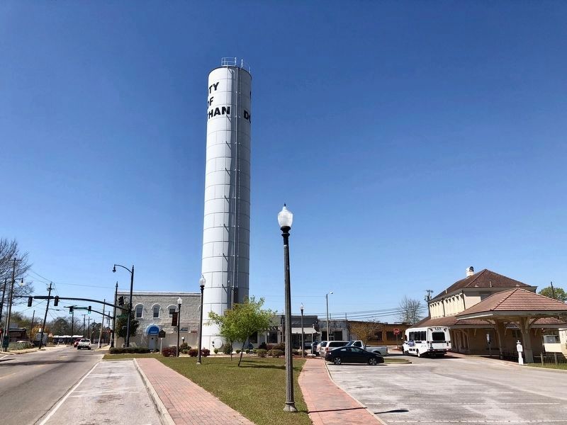 Dothan Dixie Standpipe and marker looking west on Powell Street. image. Click for full size.