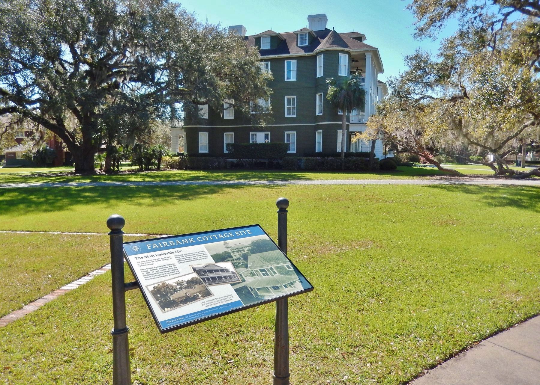 Fairbank Cottage Site Marker (<i>wide view; Sans Souci apartment building in background</i>) image. Click for full size.