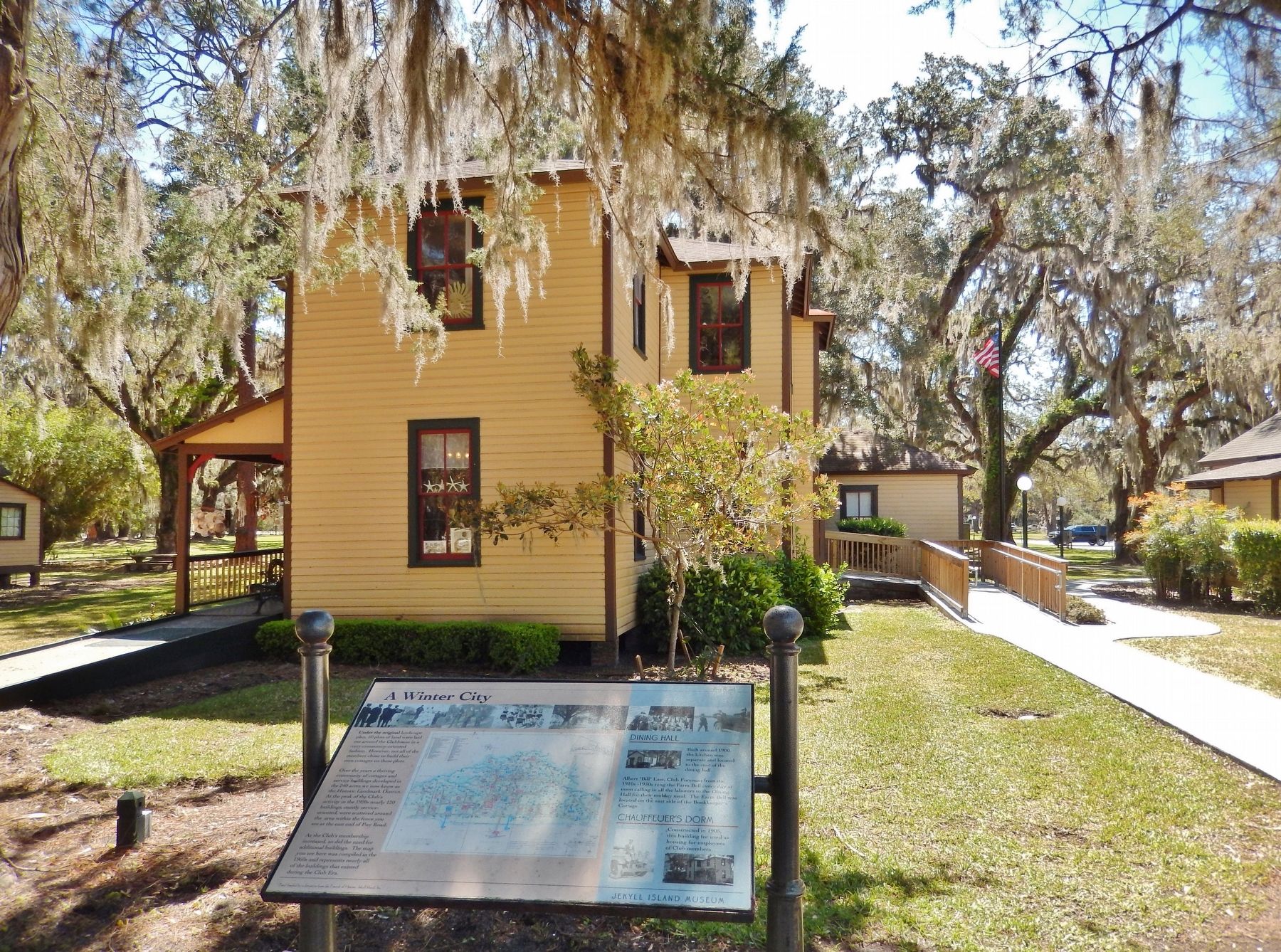 A Winter City Marker (<i>wide view; former Chauffeur's Dorm in background</i>) image. Click for full size.