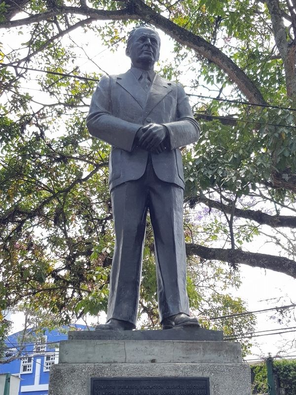 Ramiro Samayoa Martínez statue image. Click for full size.