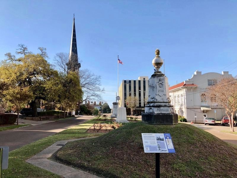 Marker at the Louisiana Confederate Monument with the former Carnegie Library on far right. image. Click for full size.