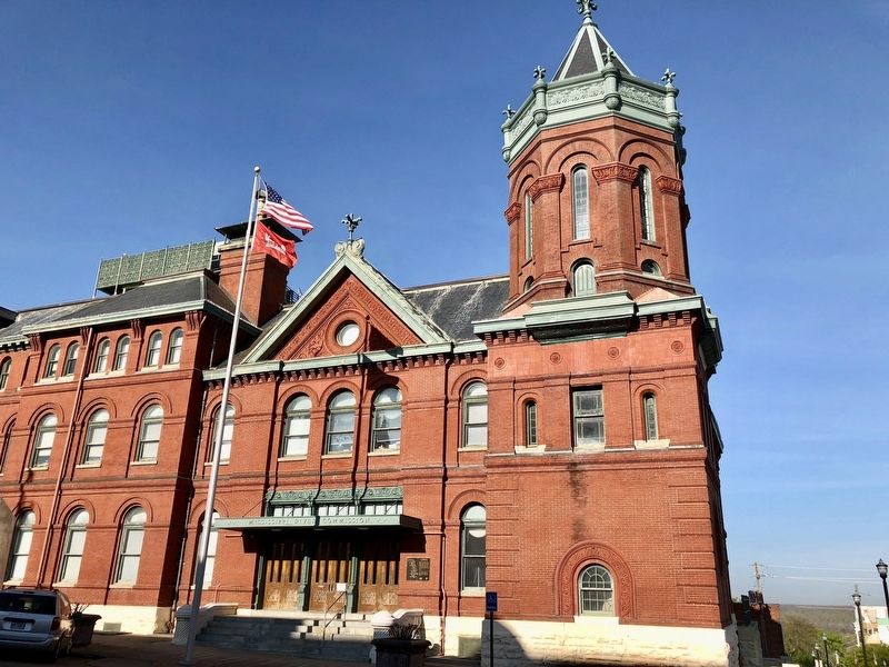 Former Post Office & Customs House (now Mississippi Valley Division). image. Click for full size.