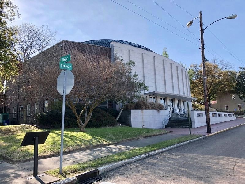 The Vicksburg Memorial Auditorium with marker on far left. image. Click for full size.