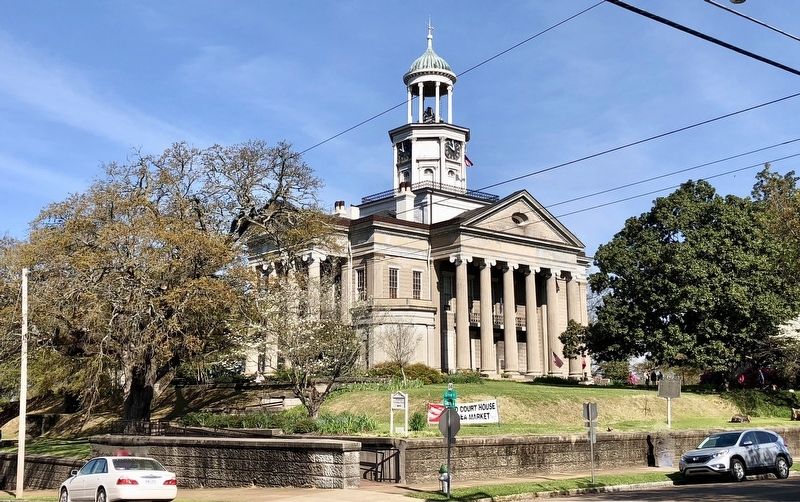 The Warren County Courthouse (now the Old Court House Museum). image. Click for full size.