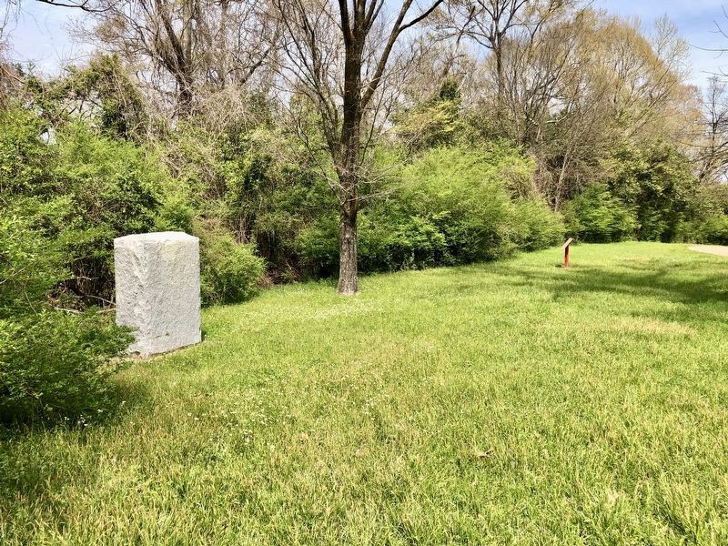<small>C.S.</small> Alabama Battery; Marker in far distance. image. Click for full size.