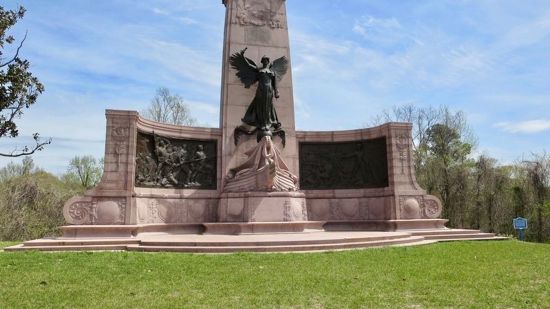 Marker can be seen to right, and to rear, of the Missouri State Memorial. image. Click for full size.