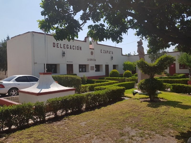 Emiliano Zapata statue and Delegaci�n Municipal of La Griega image. Click for full size.