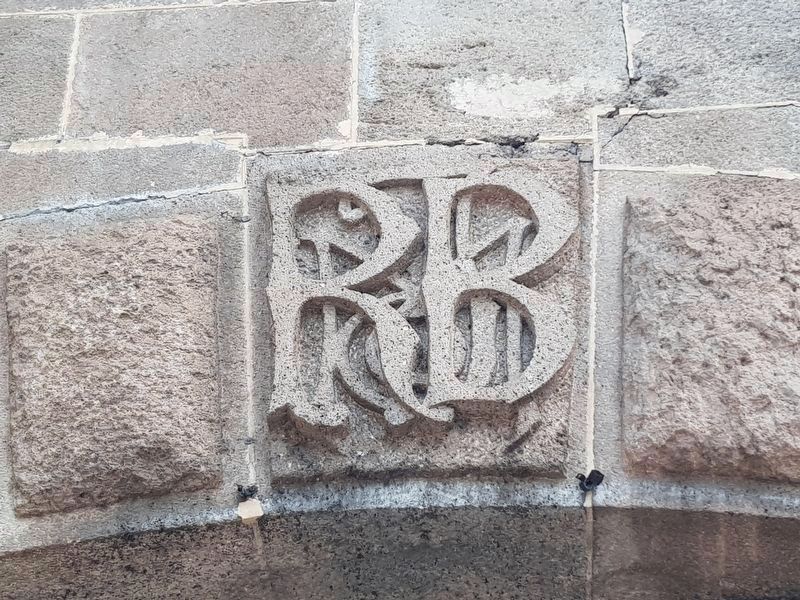Jos Mara Reina Barrios' stylized initials over the nearby Bridge of the Penitentiary on 7a Avenida image. Click for full size.
