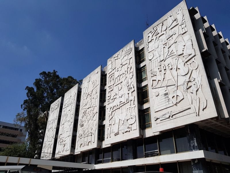 The Roberto González Goyri murals near the Bank of Guatemala image. Click for full size.