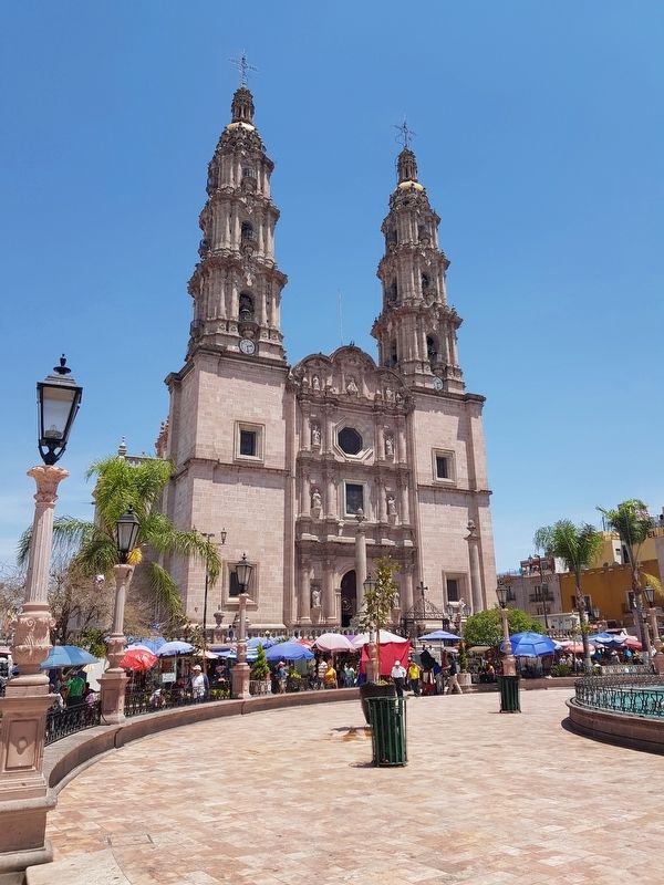 Cathedral Basilica of San Juan de los Lagos image. Click for full size.