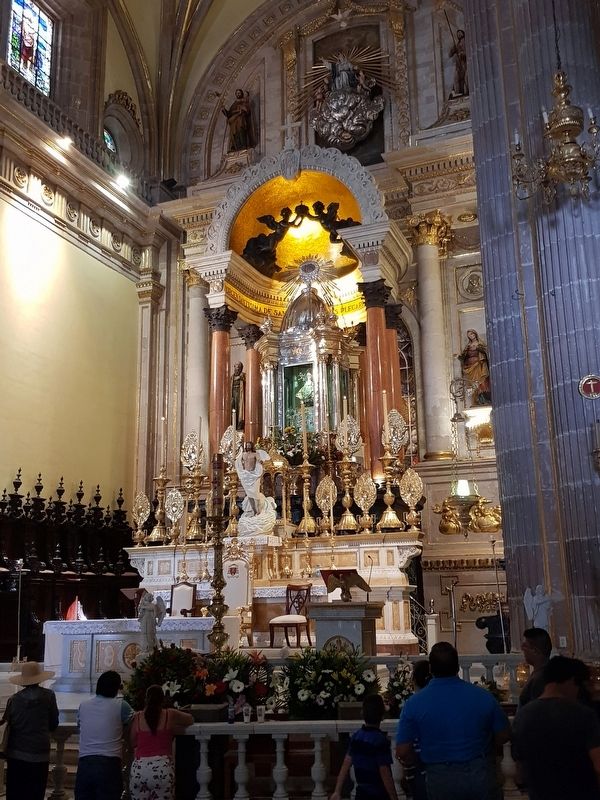 The altar and image of the Virgin of the Cathedral Basilica of San Juan de los Lagos image. Click for full size.