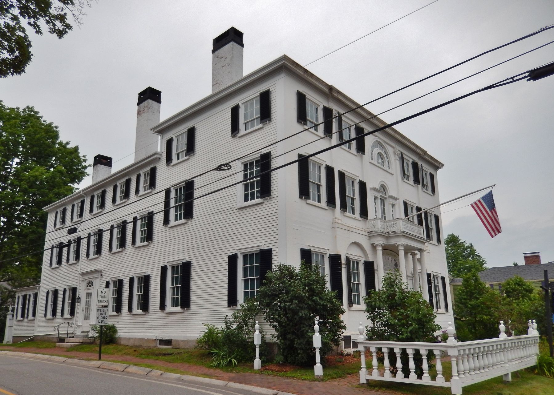 Nickels-Sortwell House (<i>wide view</i>). Click for full size. Nickels-Sortwell House (<i>wide view</i>) image. Click for full size.
