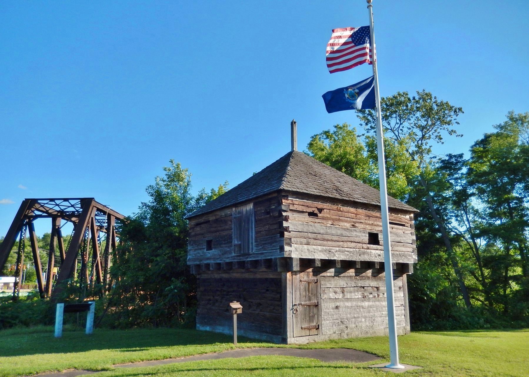 Fort Halifax Blockhouse (<i>marker visible in shade left of blockhouse</i>) image. Click for full size.