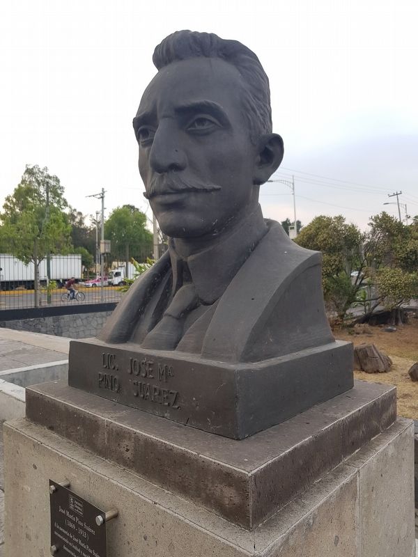José María Pino Suárez bust image. Click for full size.