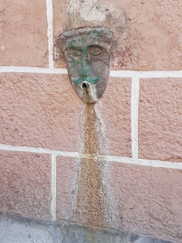 The 'figurehead attached to the wall' of El Mexicano Fountain, mentioned in the marker text image. Click for full size.