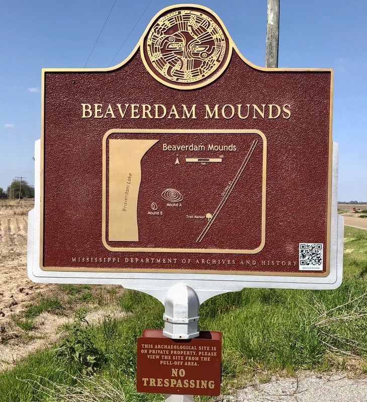 Rear of marker showing the layout of the mounds. image. Click for full size.