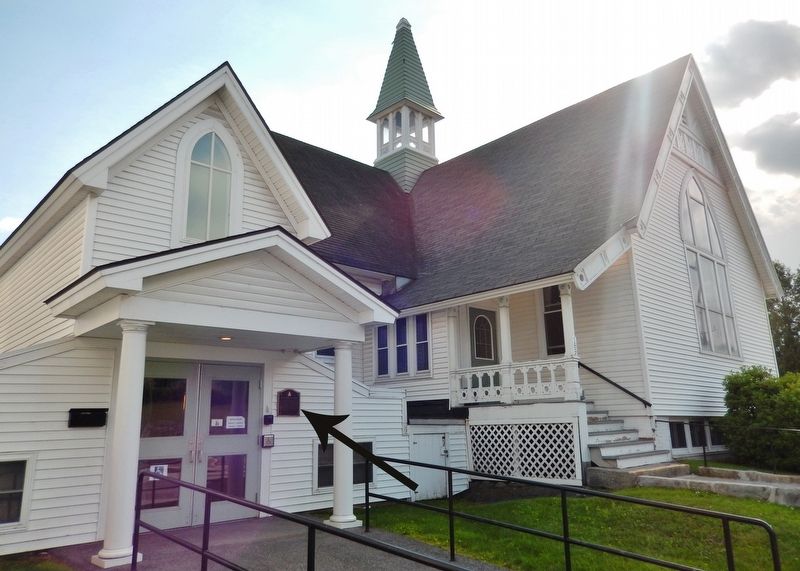 First Congregational Church Marker (<i>wide view; marker visible right of door</i>) image. Click for full size.