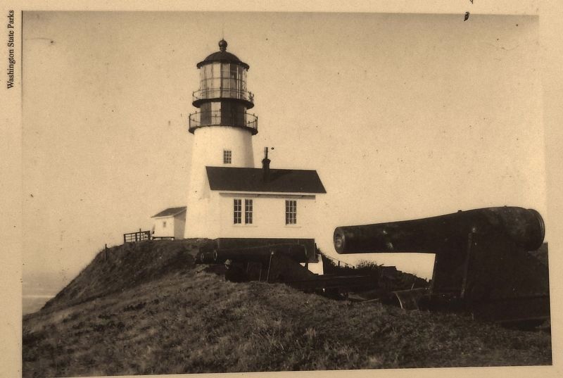Marker detail: Cape Disappointment Lighthouse image. Click for full size.
