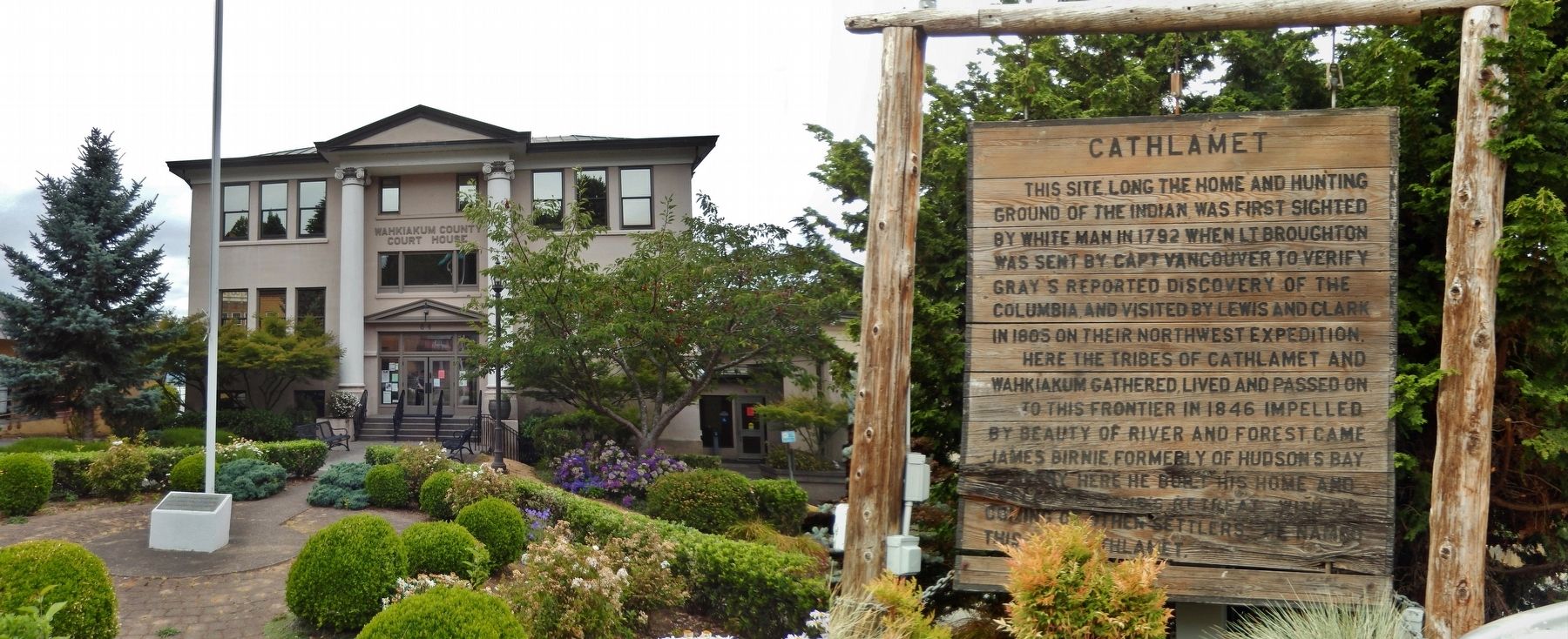 Cathlamet Marker (<i>wide view; Wahkiakum County Courthouse in background</i>) image. Click for full size.