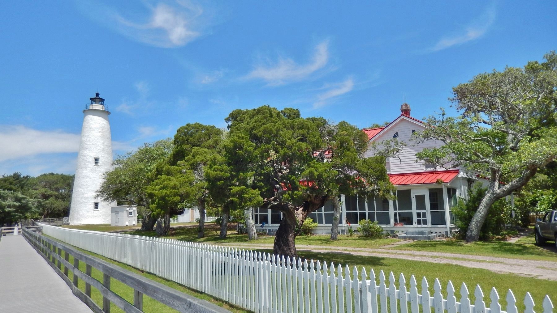 Ocracoke Lighthouse & Keeper's House image. Click for full size.