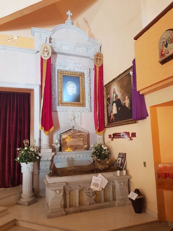 The burial urn and statue of Saint Pedro Esqueda image. Click for full size.