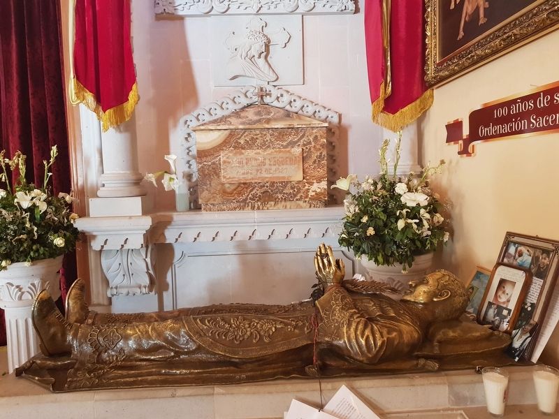 Detail of Saint Pedro Esqueda's burial urn and statue image. Click for full size.
