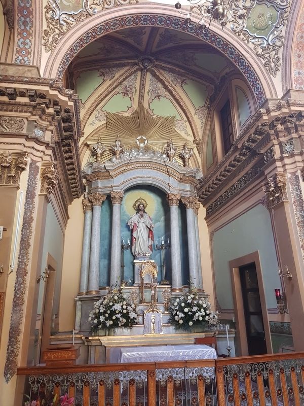The interior of the nearby Temple of the Sacred Heart of Jesus (Templo del Sagrado Corazn de Jess) image. Click for full size.