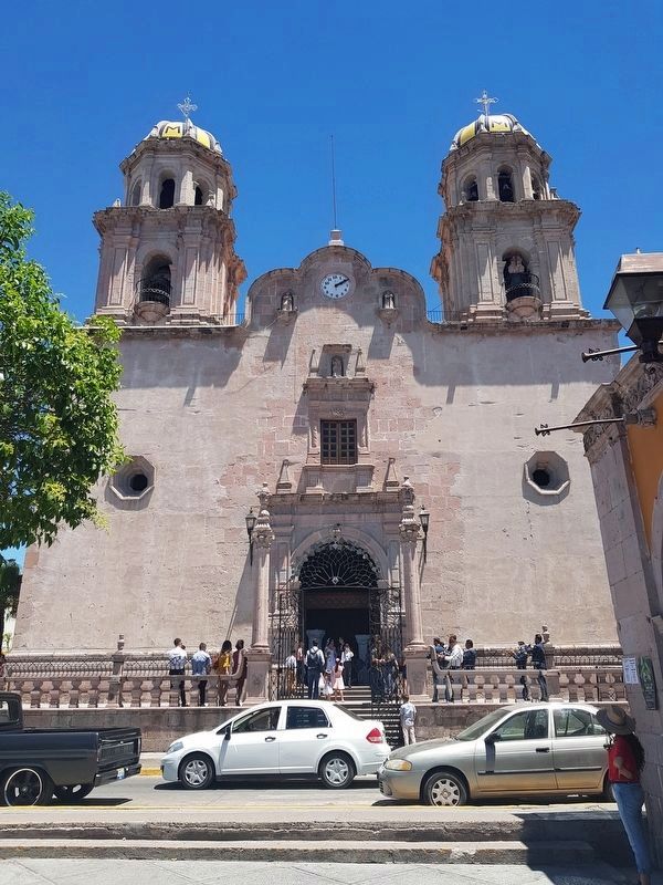The nearby Parish of the Virgin of the Assumption (Parroquia de la Virgen de la Asunción) image. Click for full size.
