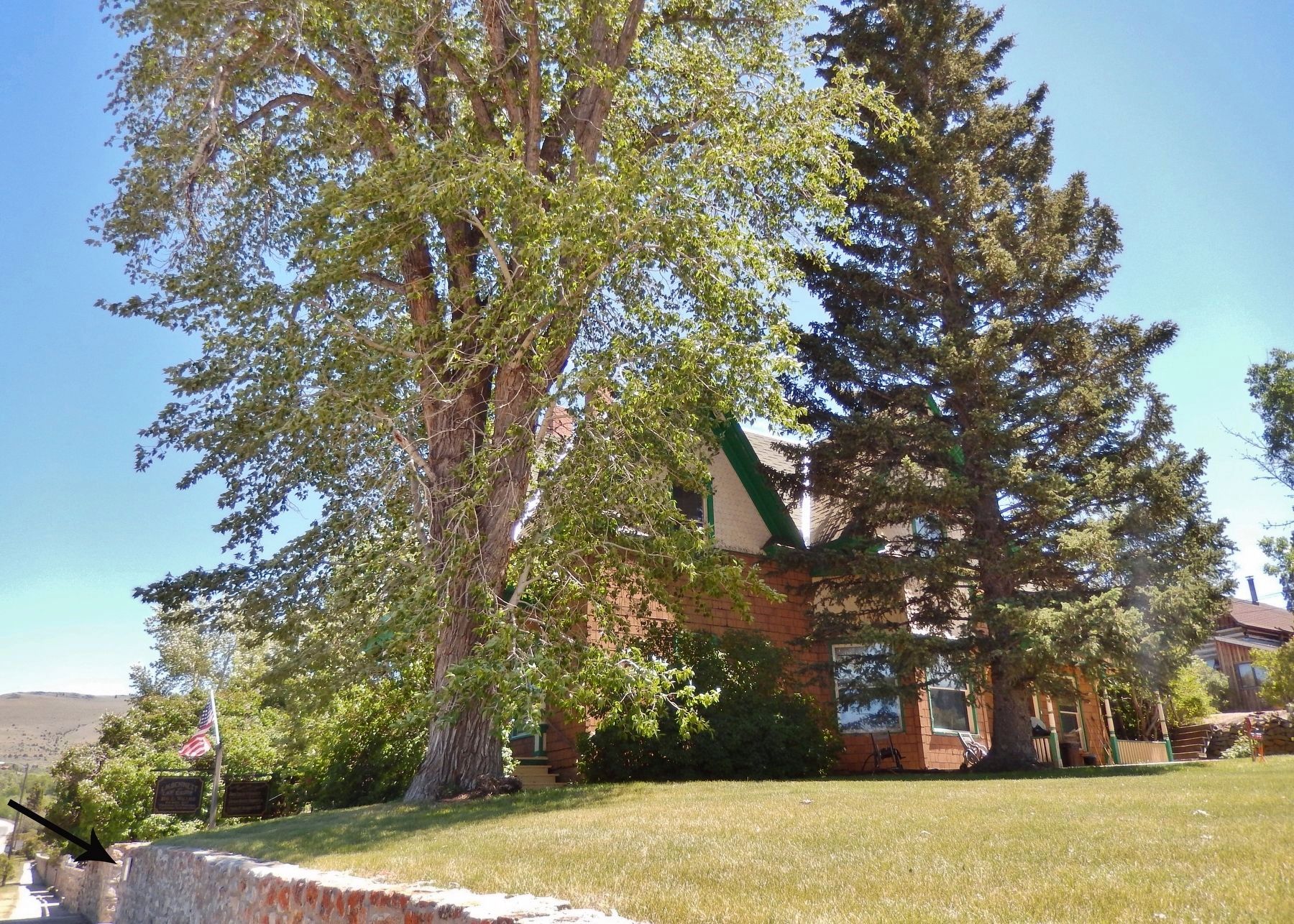 C. L. Dahler House (<i>sidewalk view; marker visible on retaining wall at bottom left</i>). Click for full size. C. L. Dahler House (<i>sidewalk view; marker visible on retaining wall at bottom left</i>) image. Click for full size.