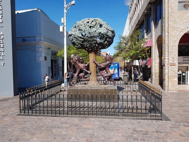 Sculpture of the Seal of Guadalajara image. Click for full size.