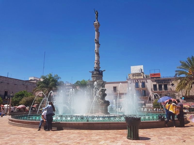 A fountain and obelisk dedicated to Mexican Independence image. Click for full size.