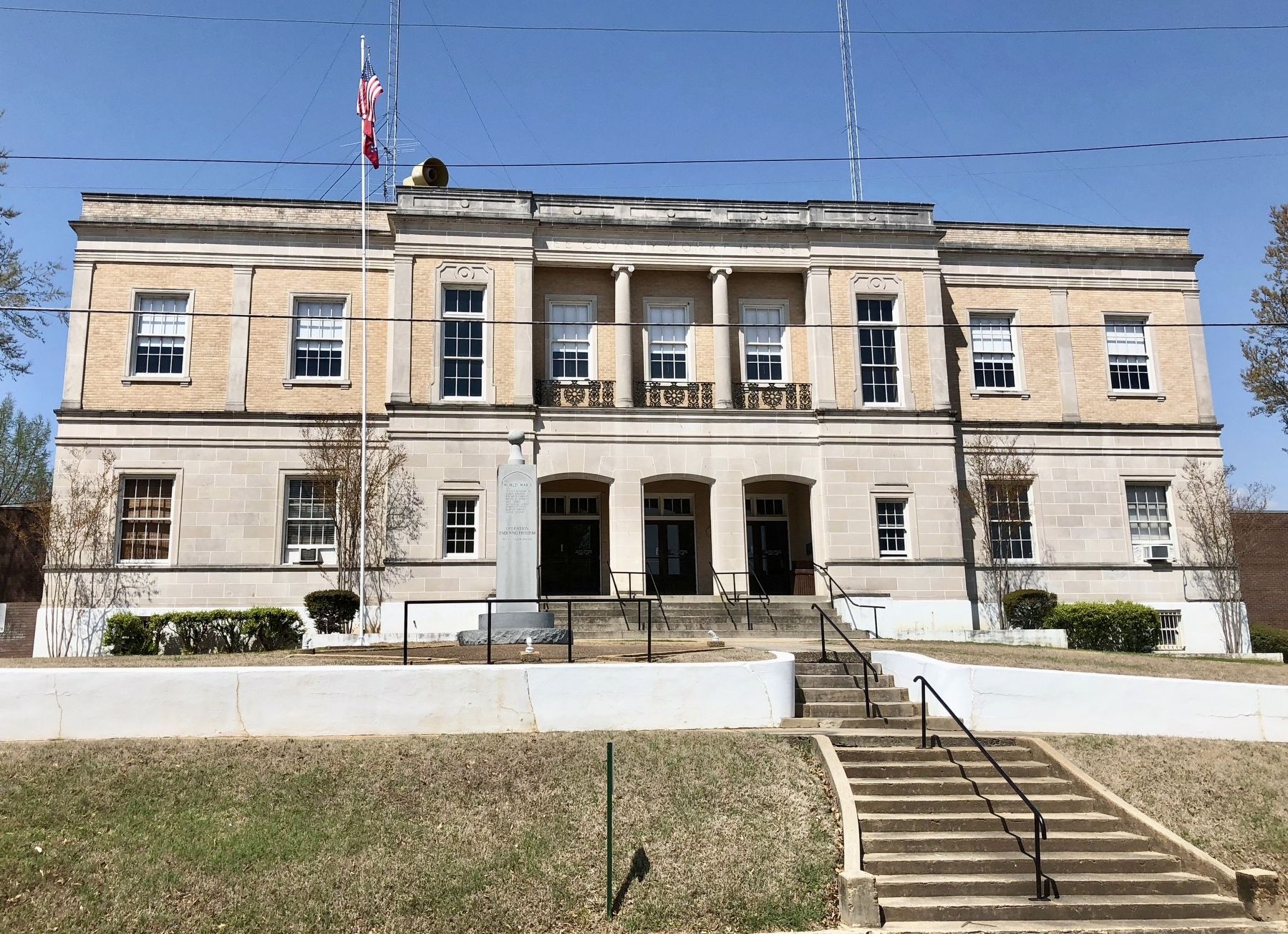 Lee County War Memorial in front of the Courthouse. image. Click for full size.