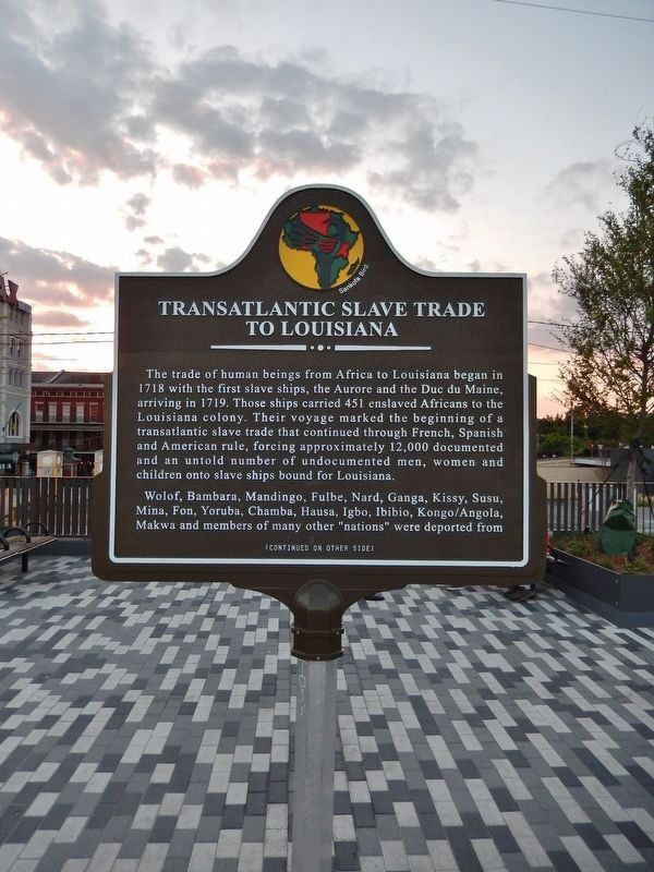 Transatlantic Slave Trade Marker (<i>tall view; looking northwest toward downtown New Orleans</i>) image. Click for full size.