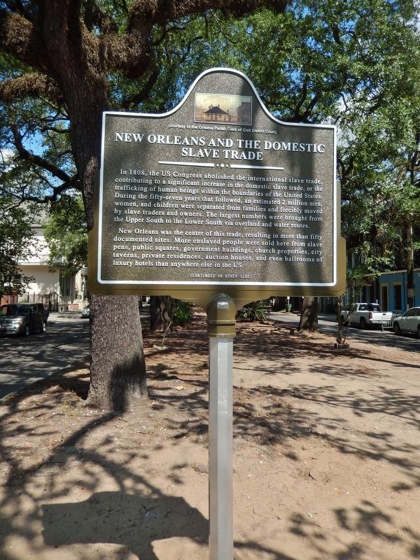 Domestic Slave Trade Marker (<i>tall view; Esplanade Avenue median in background</i>) image. Click for full size.