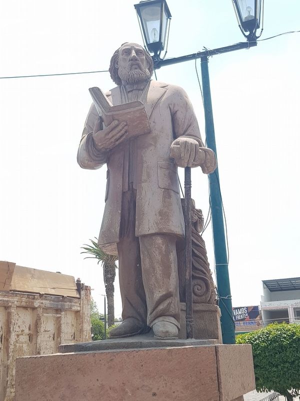 Ezequiel Montes statue above the marker image. Click for full size.