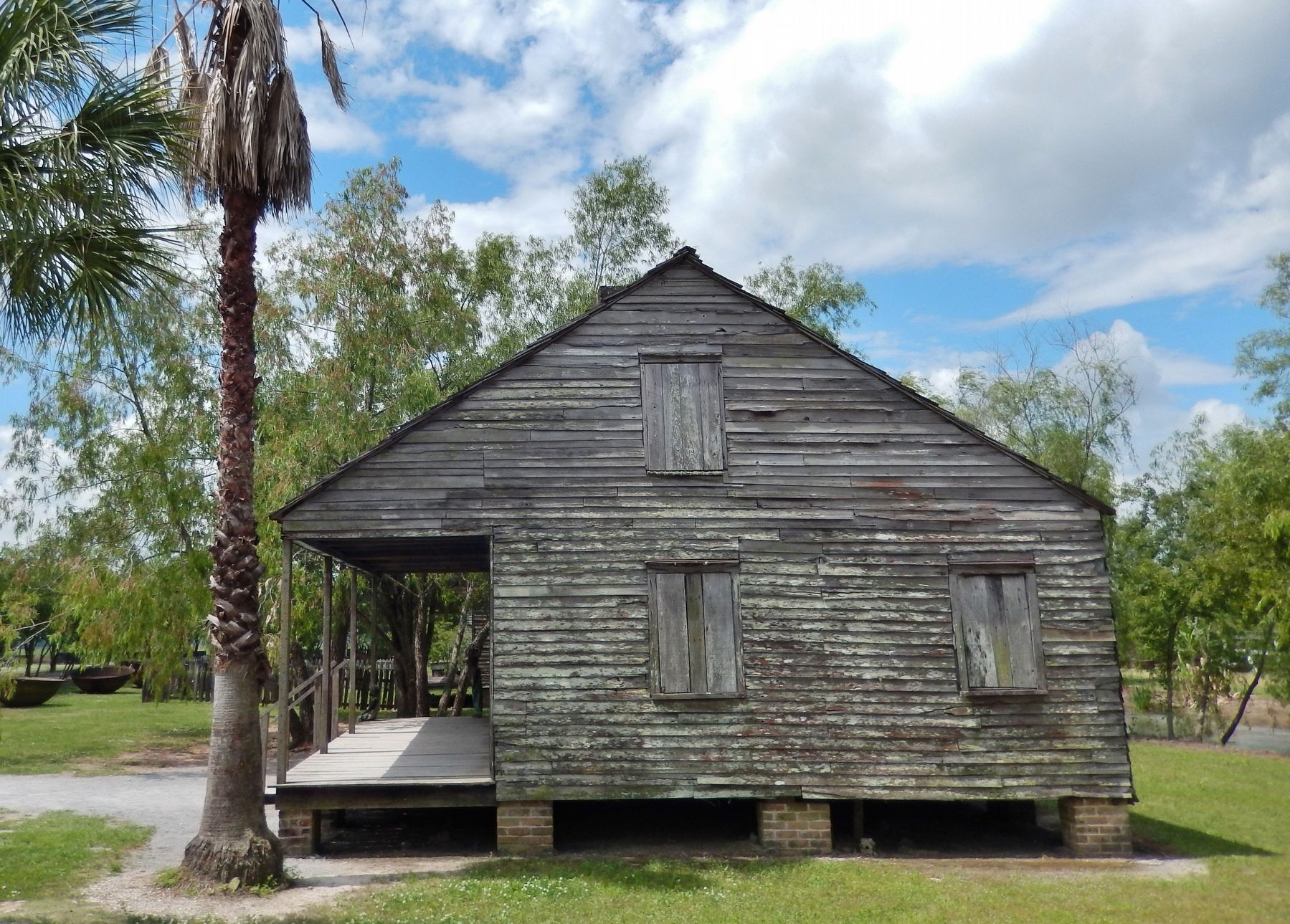 Slave Quarters (<i>side view</i>) image. Click for full size.