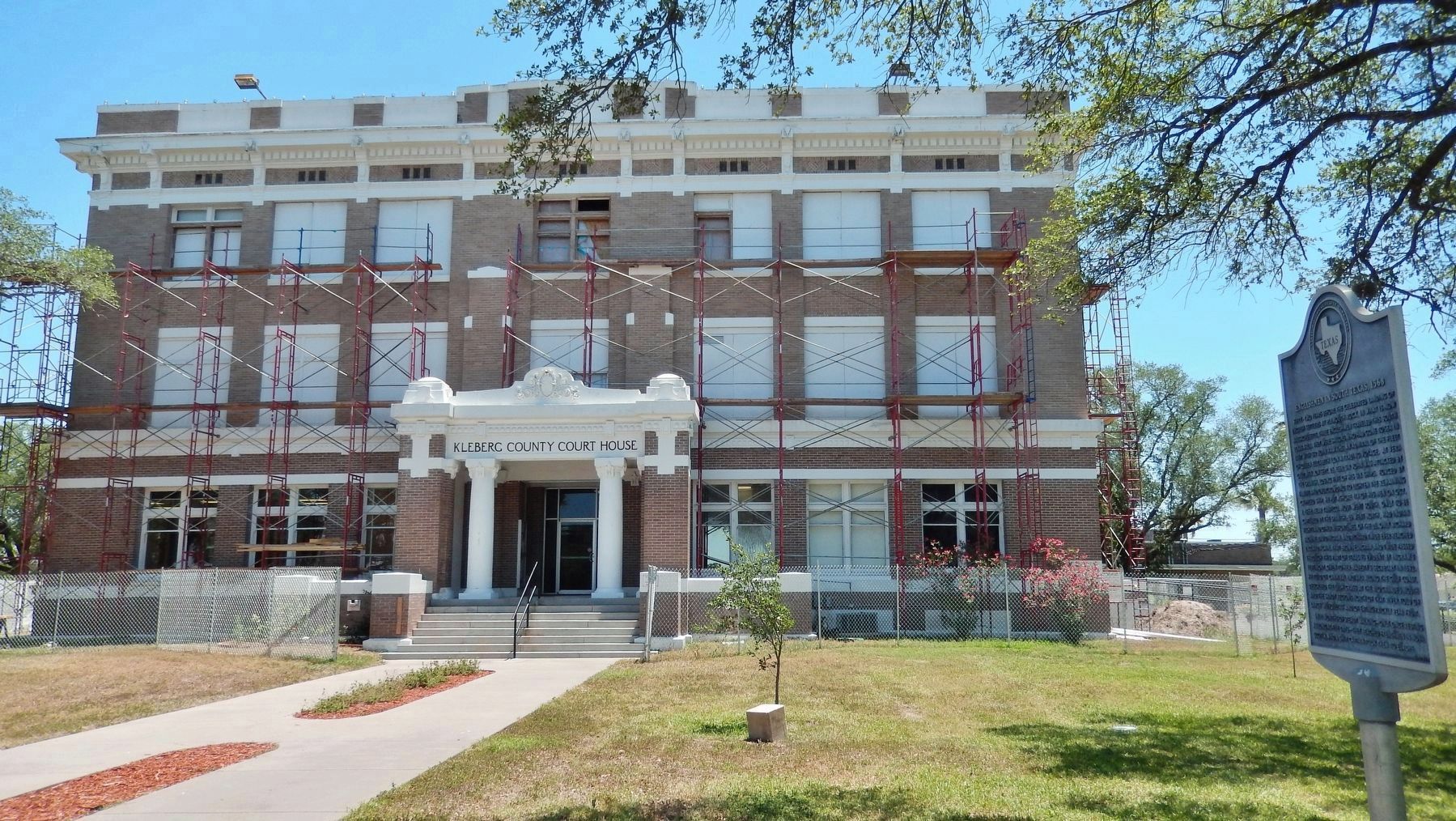 Englishmen in South Texas Marker (<i>wide view; marker right; Kleberg Courthouse in background</i>). Click for full size. Englishmen in South Texas Marker (<i>wide view; marker right; Kleberg Courthouse in background</i>) image. Click for full size.