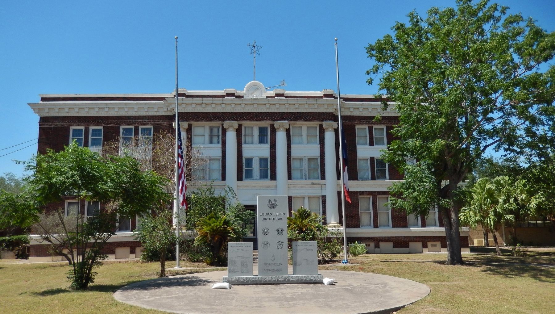 Willacy County Courthouse (<i>front view - from West Hildago Avenue</i>) image. Click for full size.
