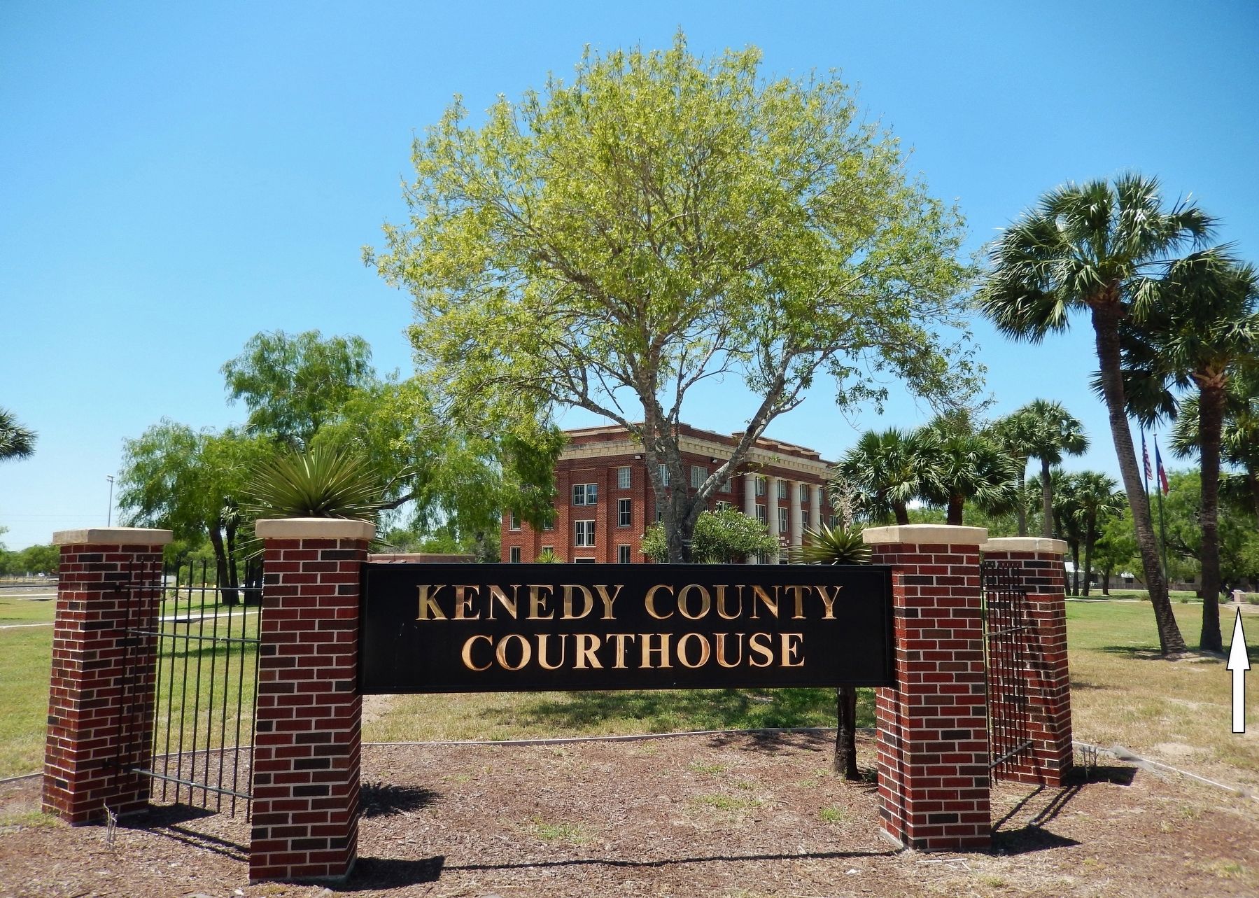 Kenedy County Courthouse (<i>southeast corner view; marker visible in background, right edge</i>) image. Click for full size.
