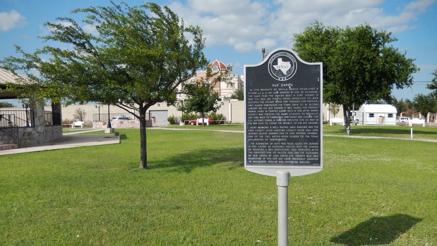 Old Zapata Marker (<i>wide view; Zapata County Courthouse visible in background, across plaza</i>) image. Click for full size.