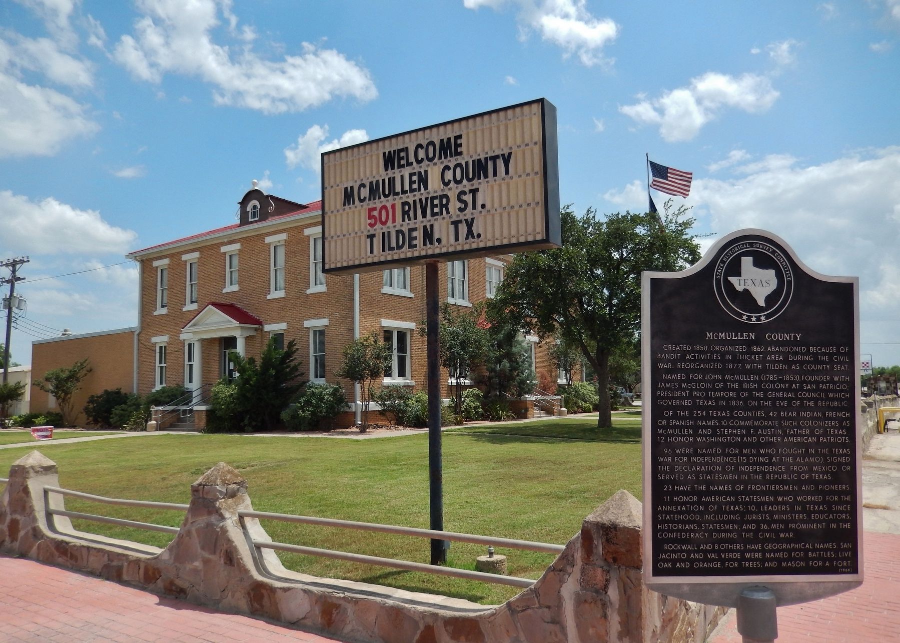 McMullen County Marker (<i>wide view; McMullen County Courthouse in background</i>) image. Click for full size.