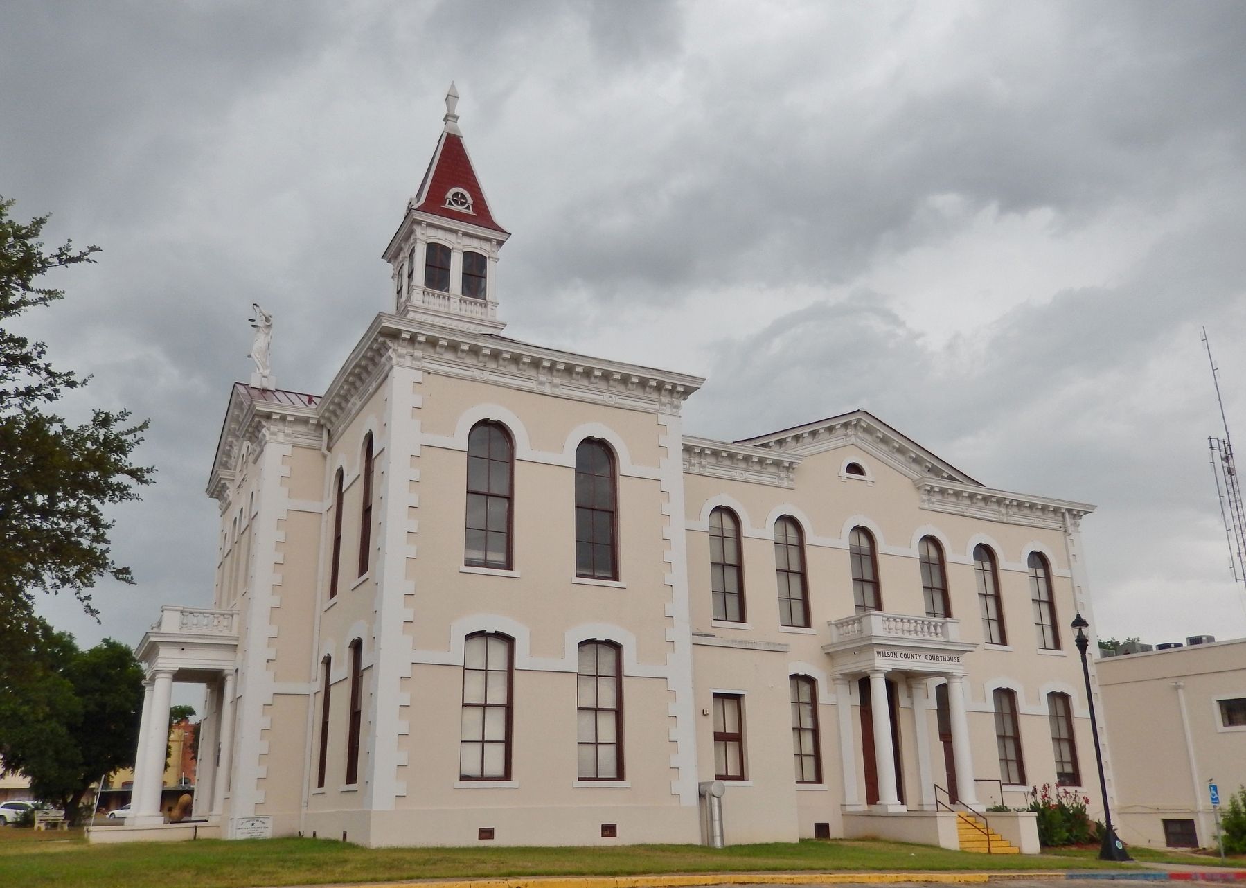 Wilson County Courthouse (<i>south side view</i>) image. Click for full size.